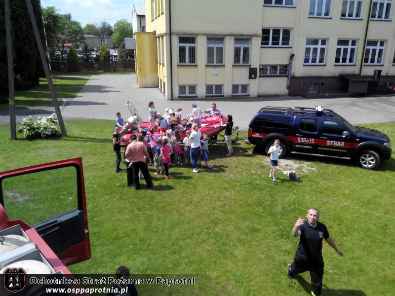 Dzień dziecka z OSP Paprotnia w szkole podstawowej