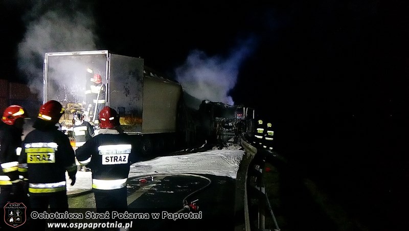 Pożar samochodu ciężarowego na wiadukcie kolejowym obwodnicy Sochaczewa