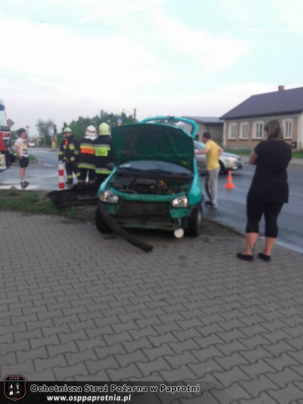 Kolizja w Paprotni na skrzyżowaniu